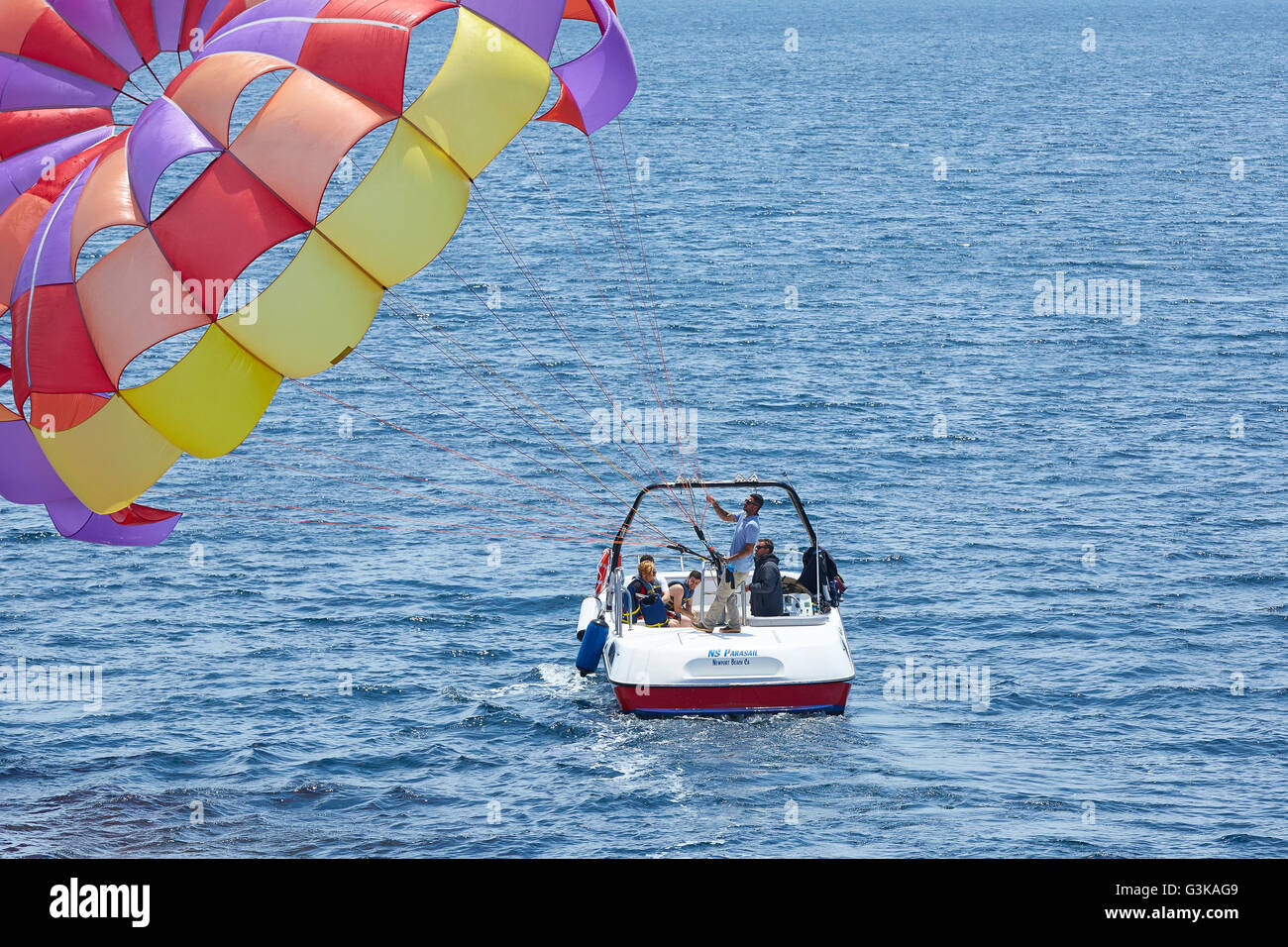 Parasail Sportboot aus Avalon, Catalina Island, Kalifornien. Stockfoto