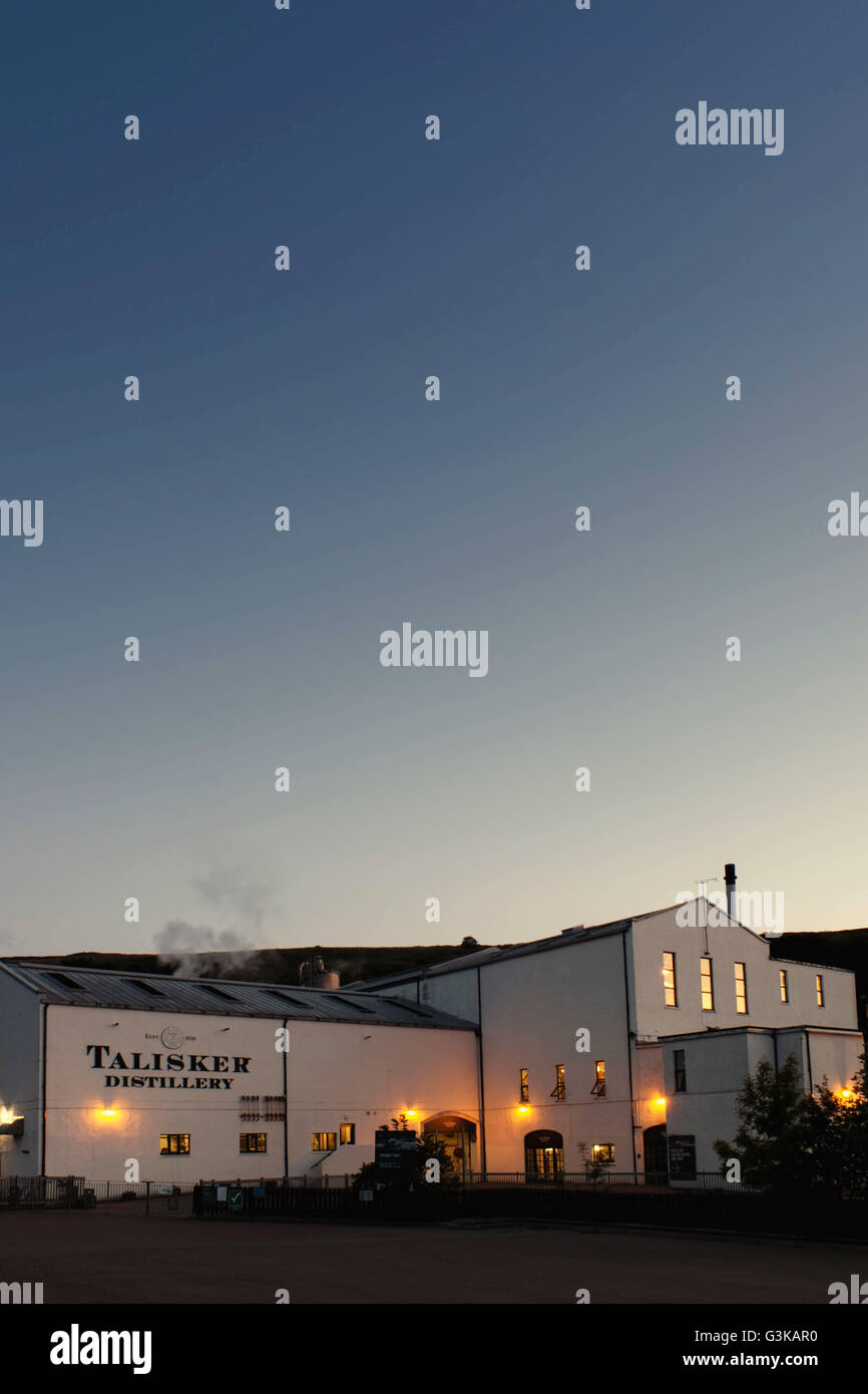 Die Talisker-Whisky-Destillerie, Skye, Schottland in der Abenddämmerung auf einer klaren Sommerabend. Stockfoto