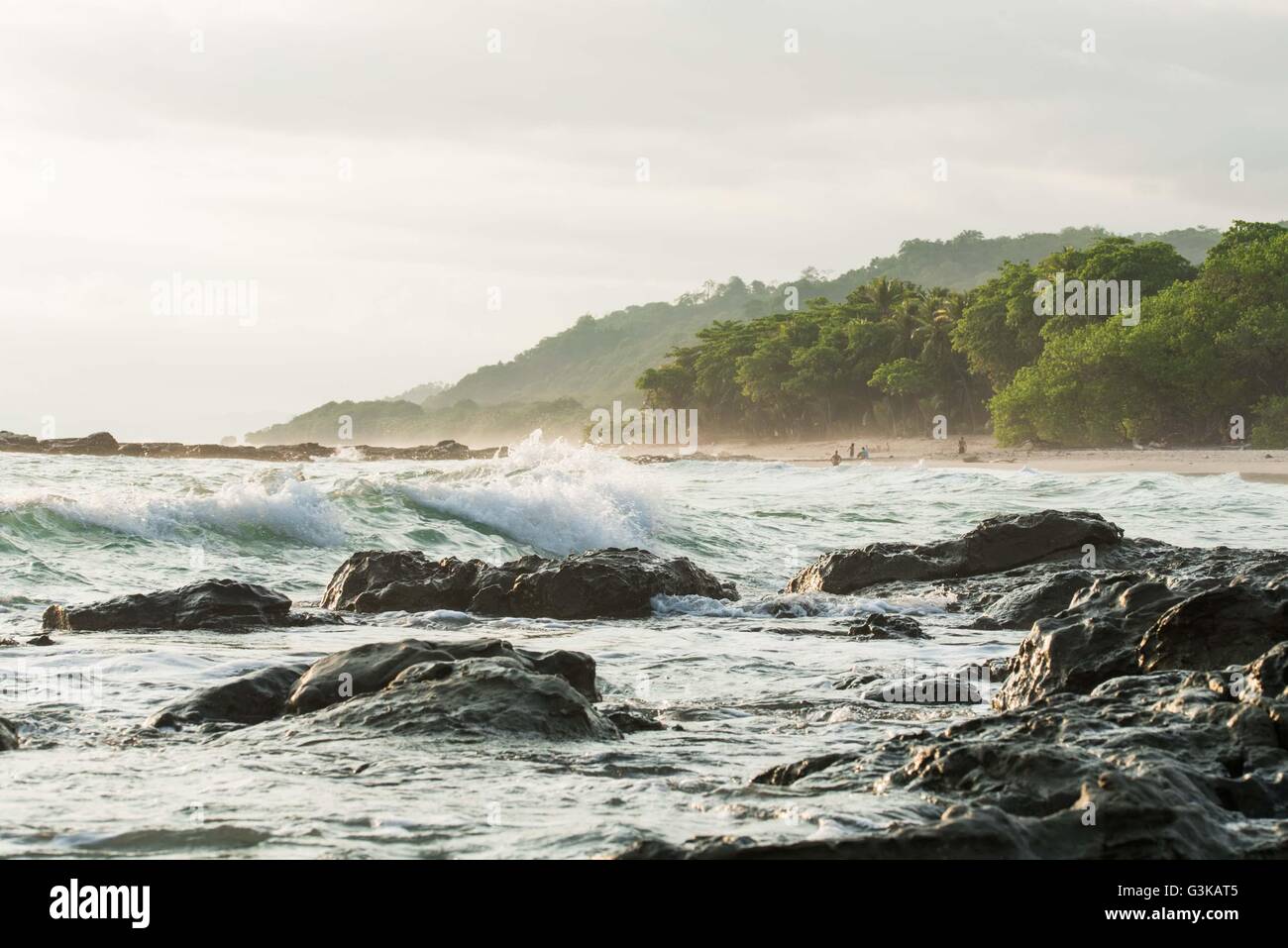 Die Brandung am Strand in Santa Teresa, Costa Rica Stockfoto