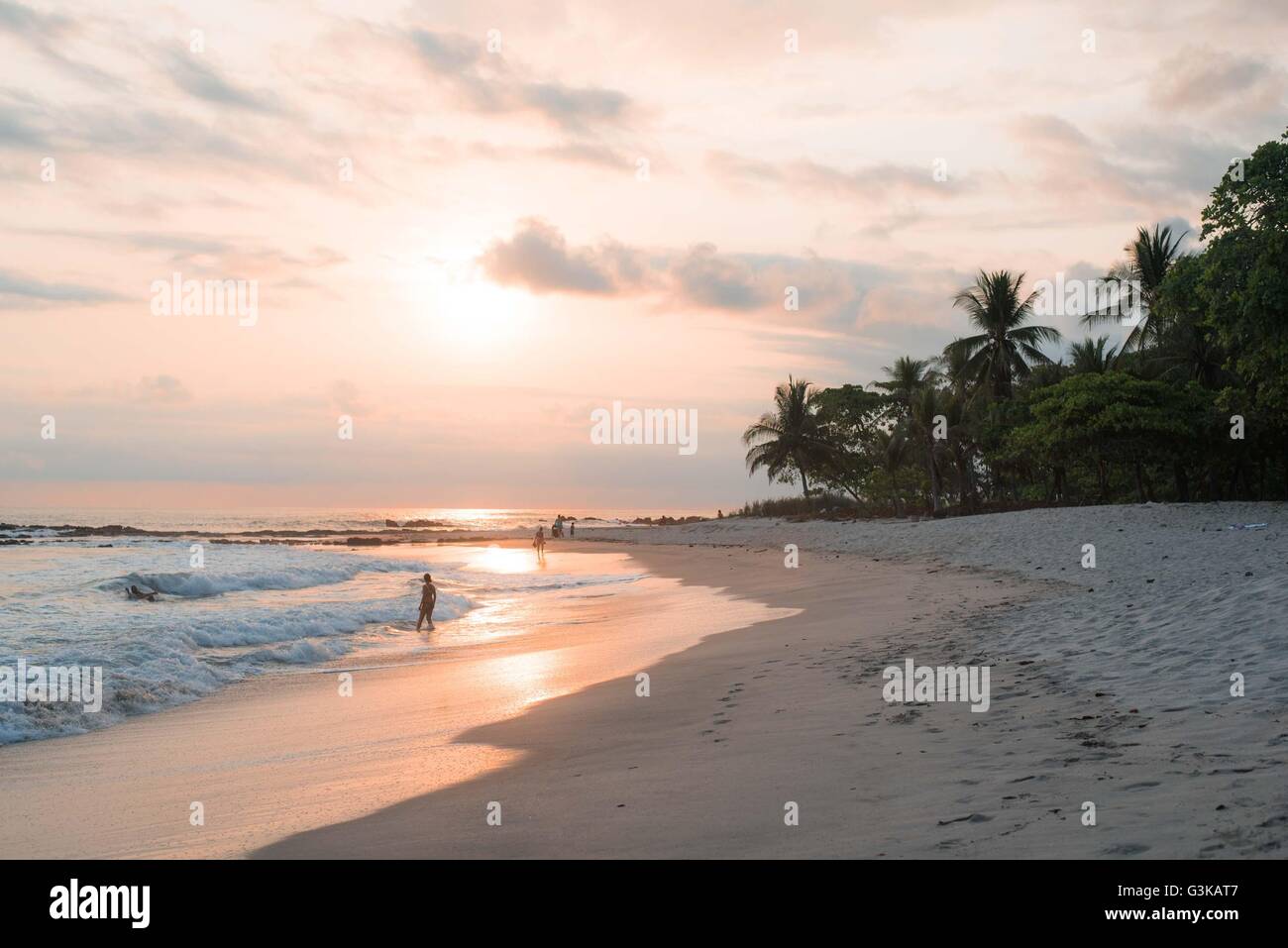 Sonnenuntergang am Strand in Santa Teresa, Costa Rica Stockfoto