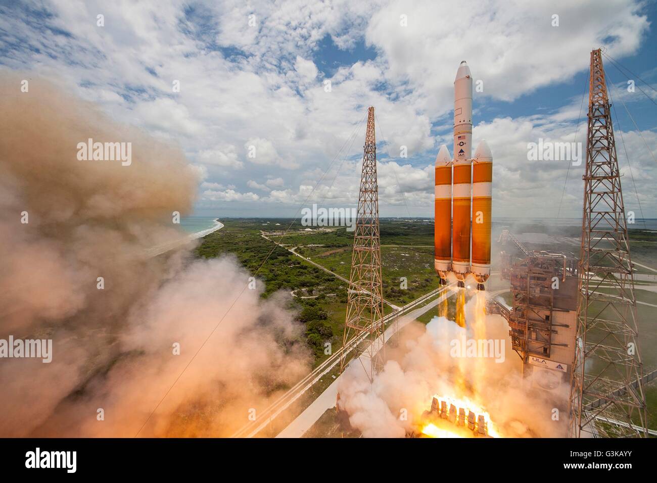 Eine United Launch Alliance Delta IV-Heavy-Rakete hebt ab vom Space Launch Complex 37 b 11. Juni 2016 in Cape Canaveral, Florida. ULA Delta IV-Rakete durchgeführt eine klassifizierte nationale Sicherheit Nutzlast für die US National Reconnaissance Office. Stockfoto