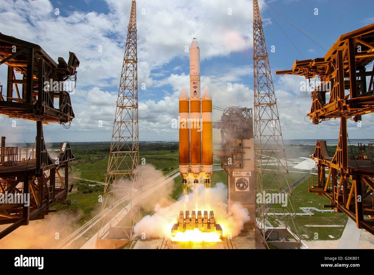 Eine United Launch Alliance Delta IV-Heavy-Rakete hebt ab vom Space Launch Complex 37 b 11. Juni 2016 in Cape Canaveral, Florida. ULA Delta IV-Rakete durchgeführt eine klassifizierte nationale Sicherheit Nutzlast für die US National Reconnaissance Office. Stockfoto