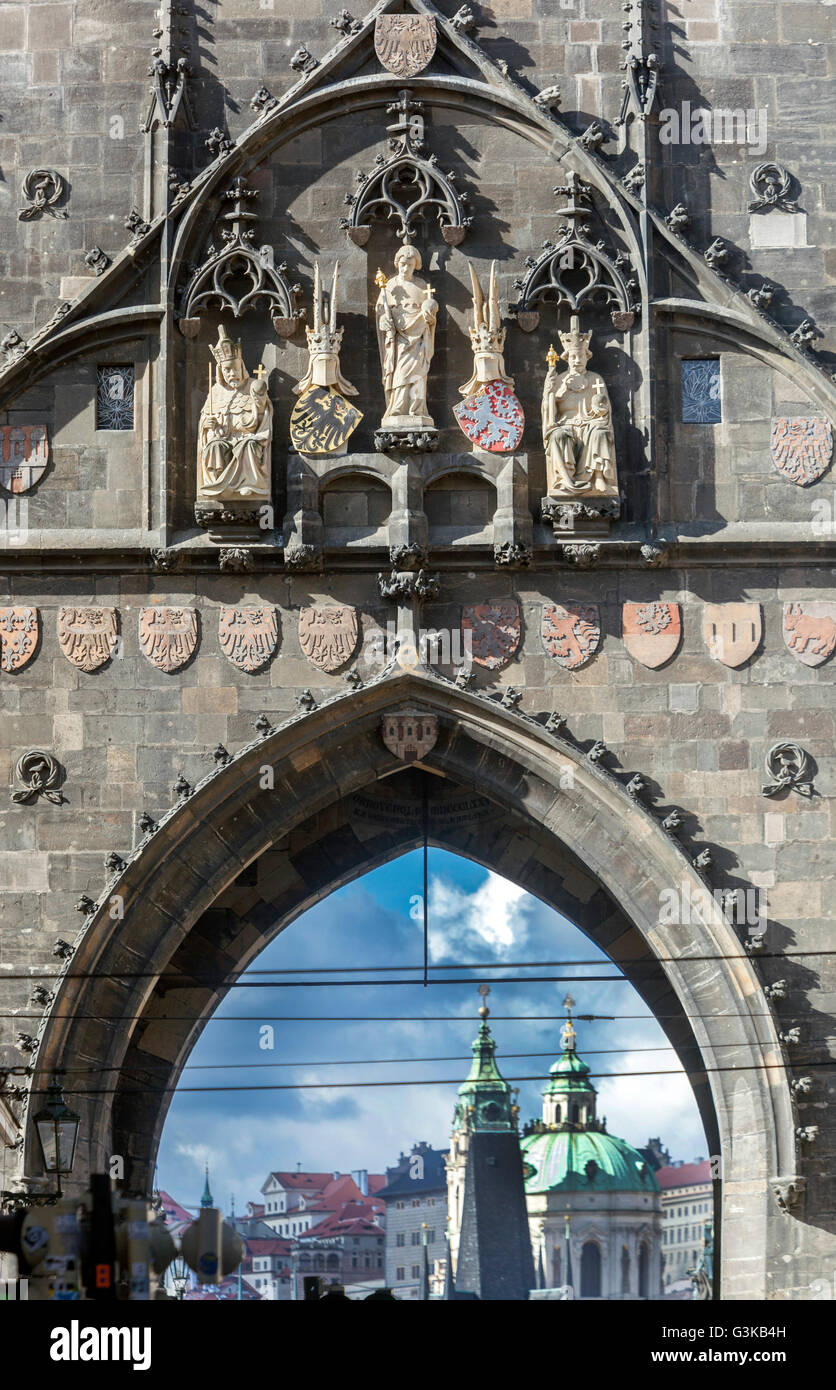 Skulpturen auf der Prager Altstädter Brücke Turm an der Prager Karlsbrücke Fassade des Gebäudes Stockfoto