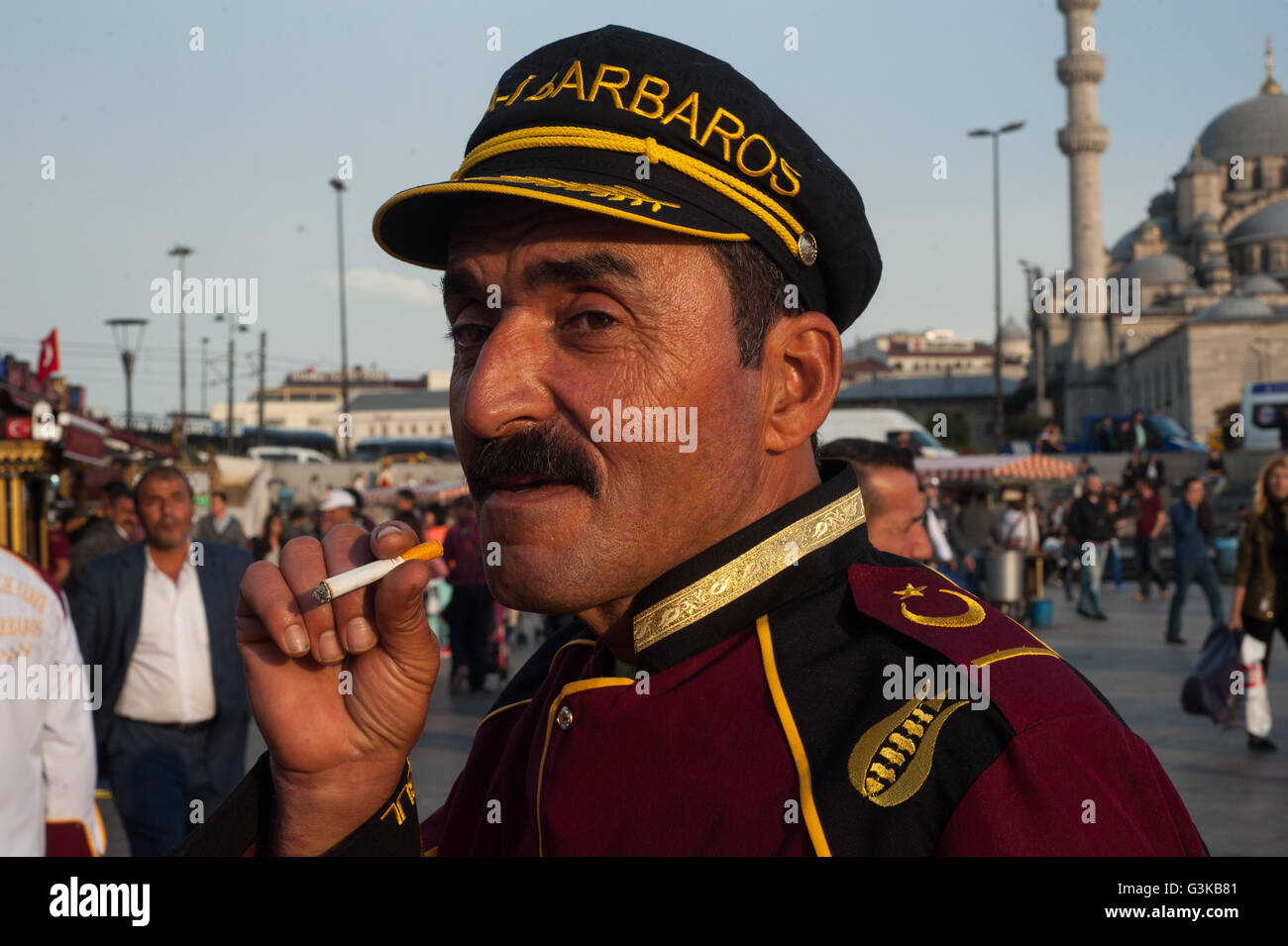 Türkische Straße Verkäufer braucht eine Pause und eine Zigarette Istanbul Stockfoto