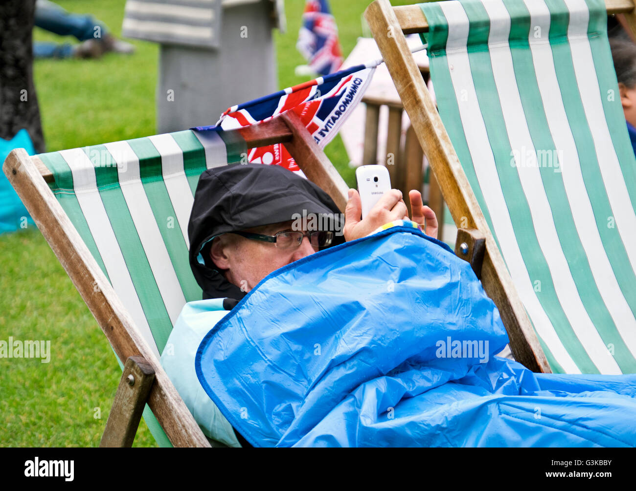 Leute feiern Königin Elizabeth 90. Geburtstagsfeiern in St James Park in London Stockfoto