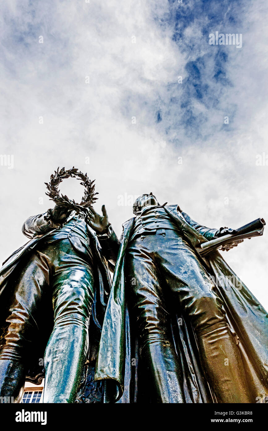 Denkmal von Goethe und Schiller in Weimar Goethe Und Schiller-Denkmal in Weimar Vor Dem Nationaltheater Stockfoto