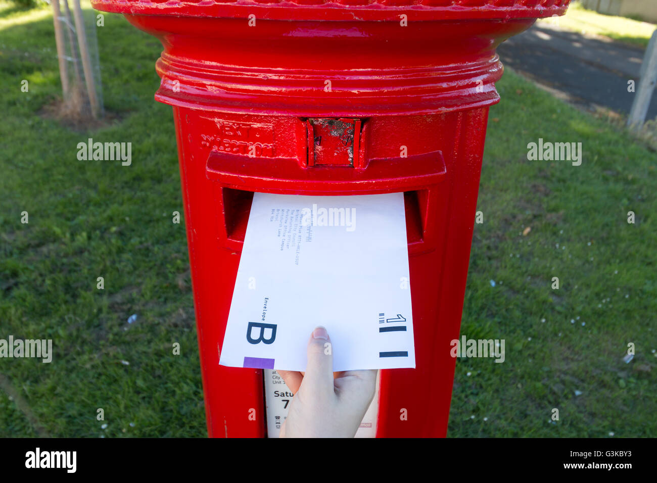 UK Briefwahl in einen Briefkasten. Stockfoto