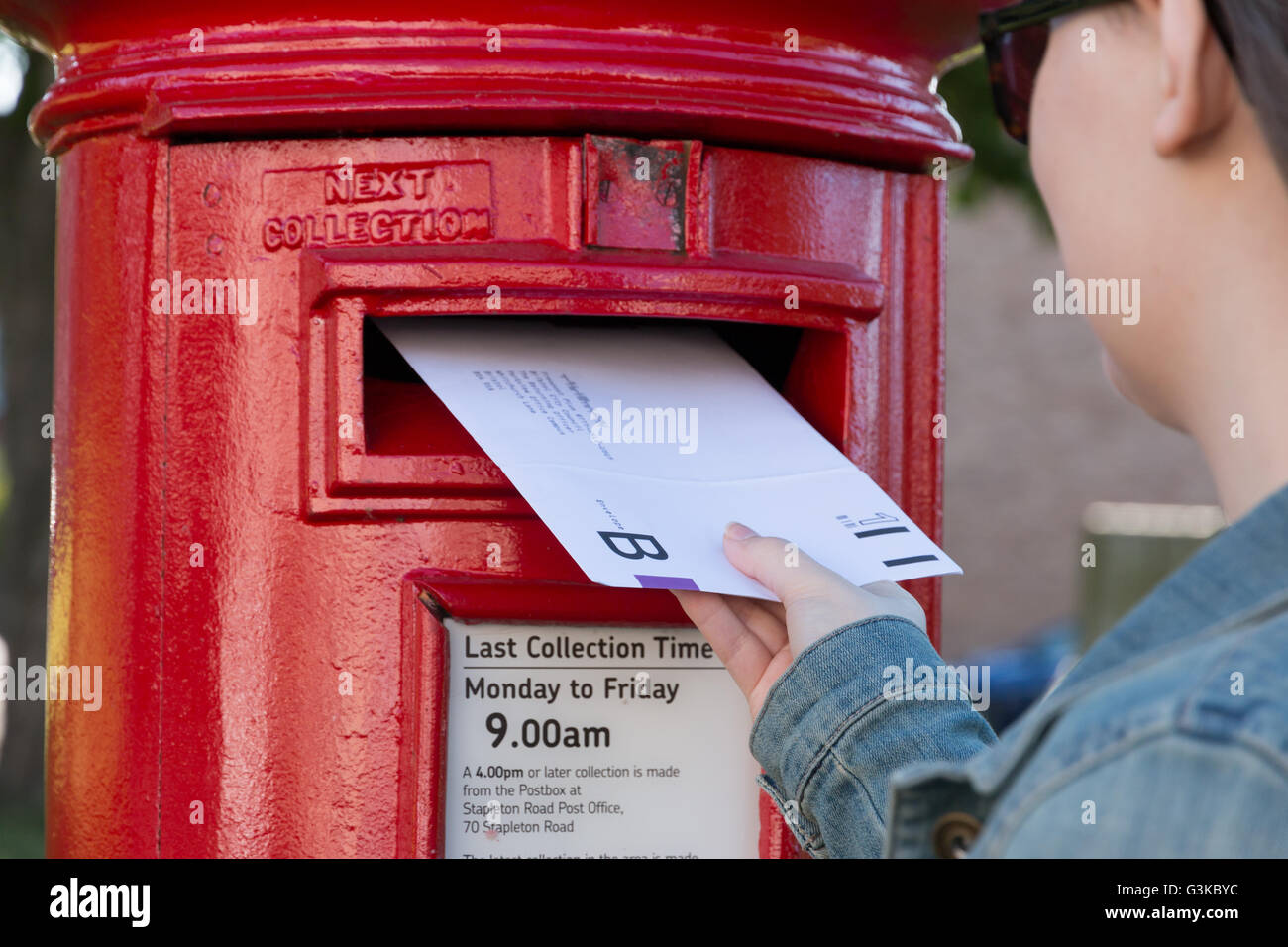 Eine junge Dame, die Entsendung einer Briefwahl im Vereinigten Königreich. Stockfoto