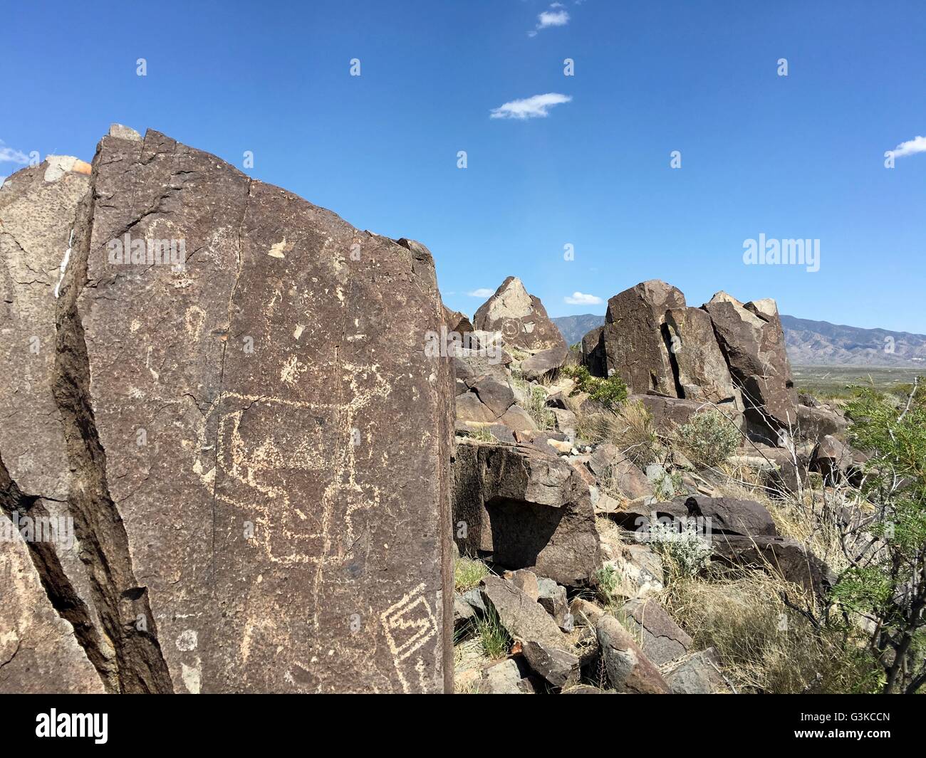 Native Americans (Jornada Mogollon Personen) geschnitzt Petroglyphen auf den Felsen an drei Flüssen Petroglyph Standort in der Nähe von Tularosa, New-Mexico Stockfoto