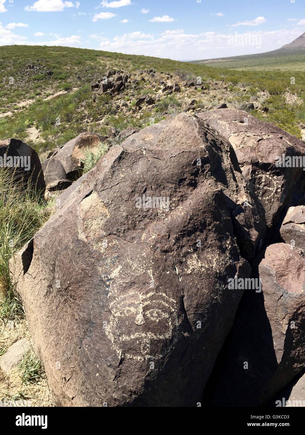 Native Americans (Jornada Mogollon Personen) geschnitzt Petroglyphen auf den Felsen an drei Flüssen Petroglyph Standort in der Nähe von Tularosa, New-Mexico Stockfoto