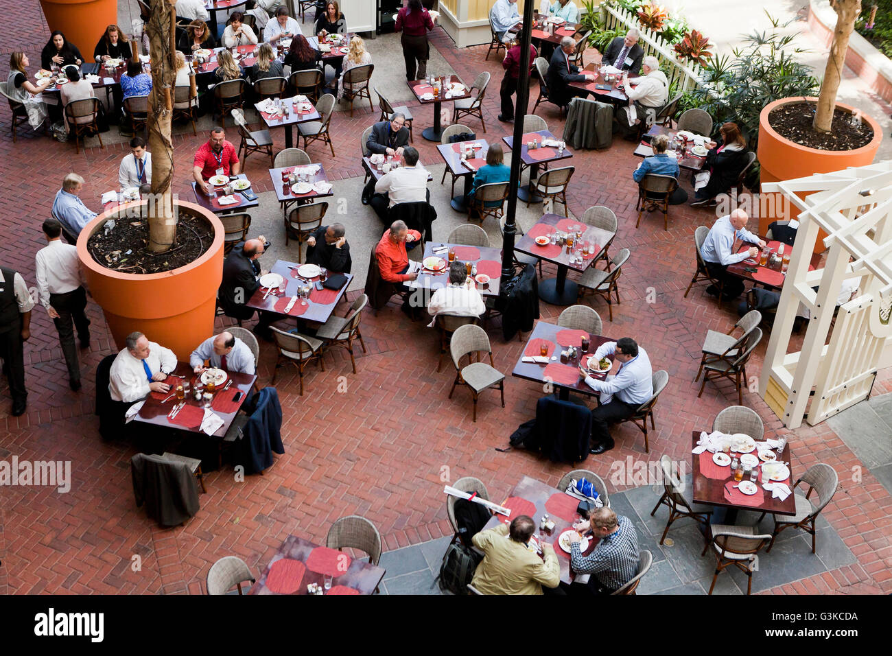 Gäste im Hotelrestaurant von oben - USA Stockfoto
