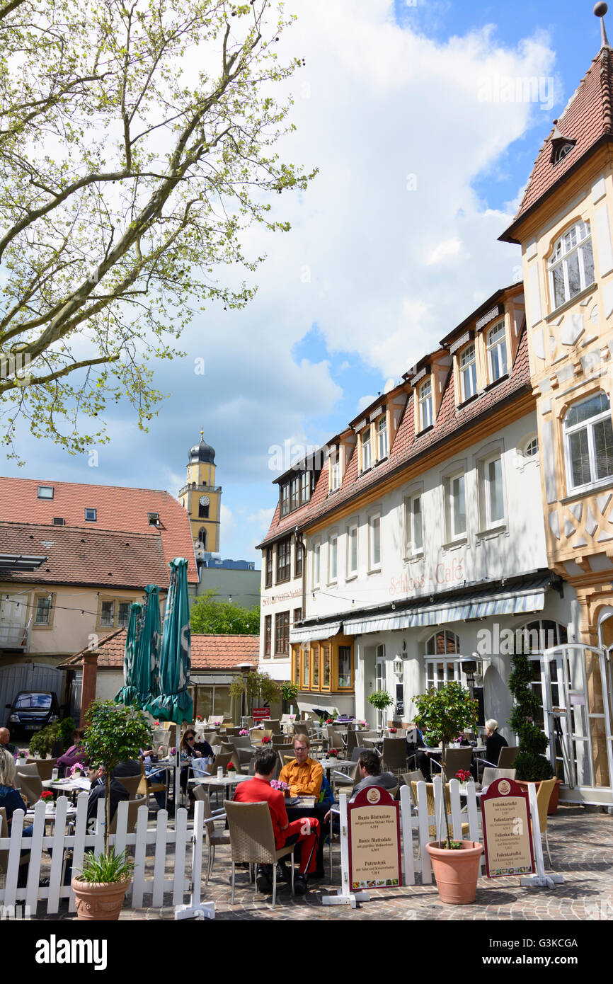 Schloss-Cafe mit Blick auf die Kathedrale des Hl. Johannes der Täufer, Deutschland, Baden-Württemberg, Taubertal, Bad Mergentheim Stockfoto