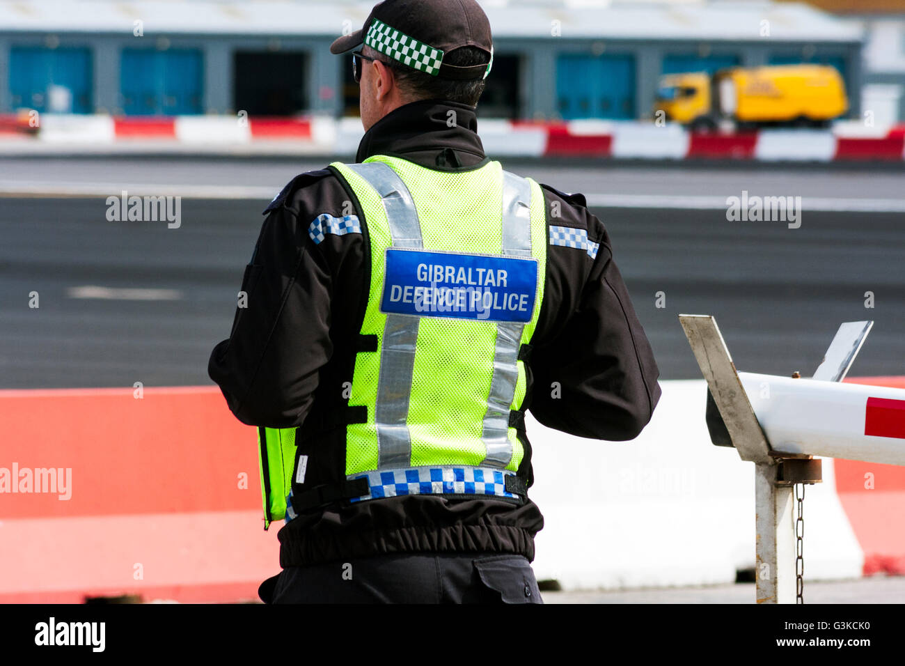 Gibraltar Polizei auf die Landebahn des Flughafens als der Weg über die Start-und Landebahn schließt für Flugzeuge abheben Stockfoto