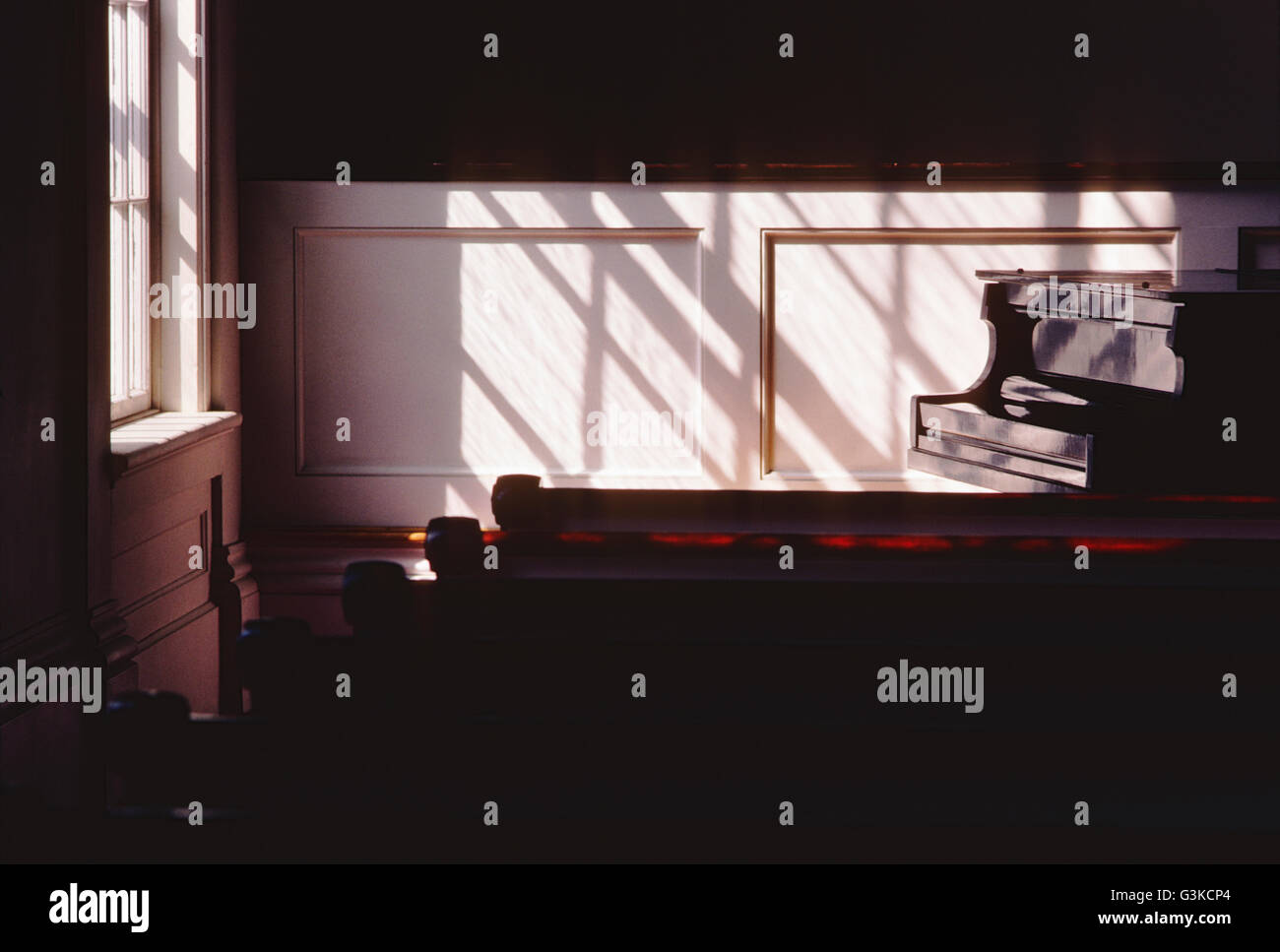 Abstrakte Sicht von Licht & Schatten auf Kirchenbänken & piano; Stowe Community Church; Stowe; Vermont; USA Stockfoto