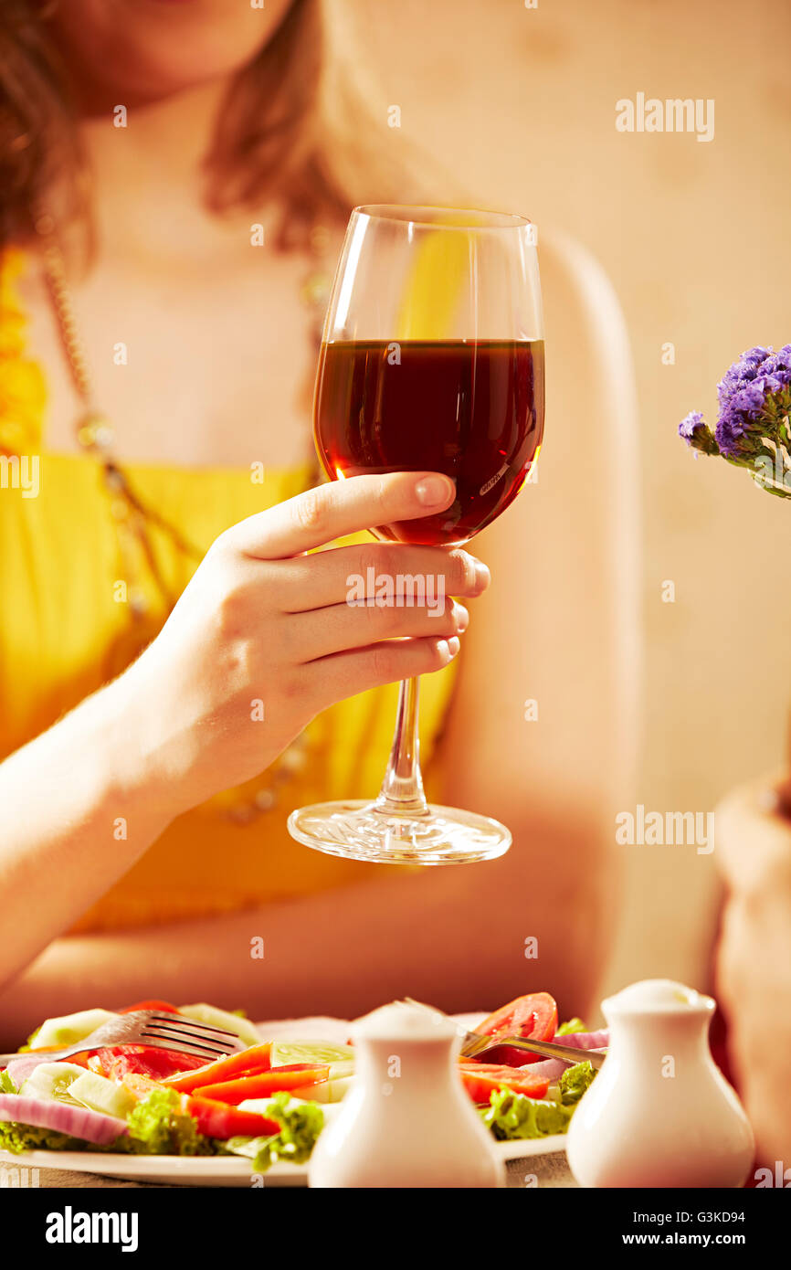 1 Erwachsener Frau Teil der Ausländer Hotel trinken von Alkohol Stockfoto