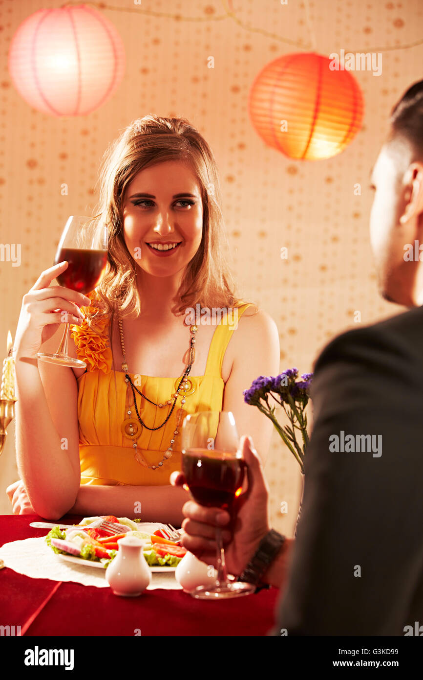 2 Ausländer verheiratet Paare Hotel Dating trinken Alkohol Stockfoto