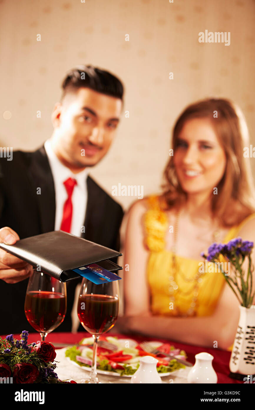 2 Ausländer verheiratet Paare Hotel Abendessen Rechnungen geben Stockfoto