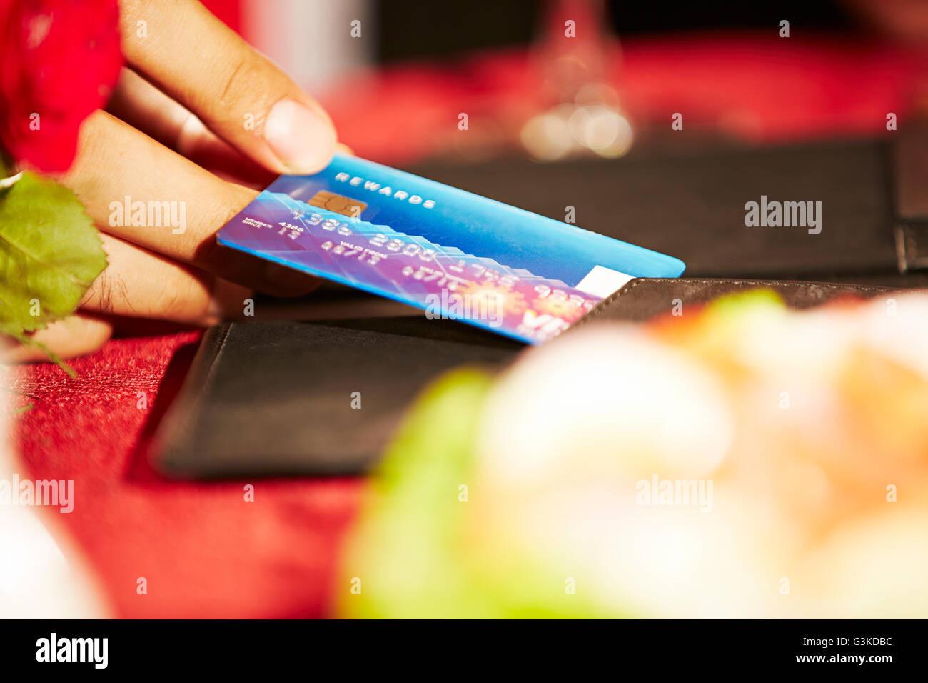 1 Erwachsener Mann Hotelrechnungen geben Stockfoto