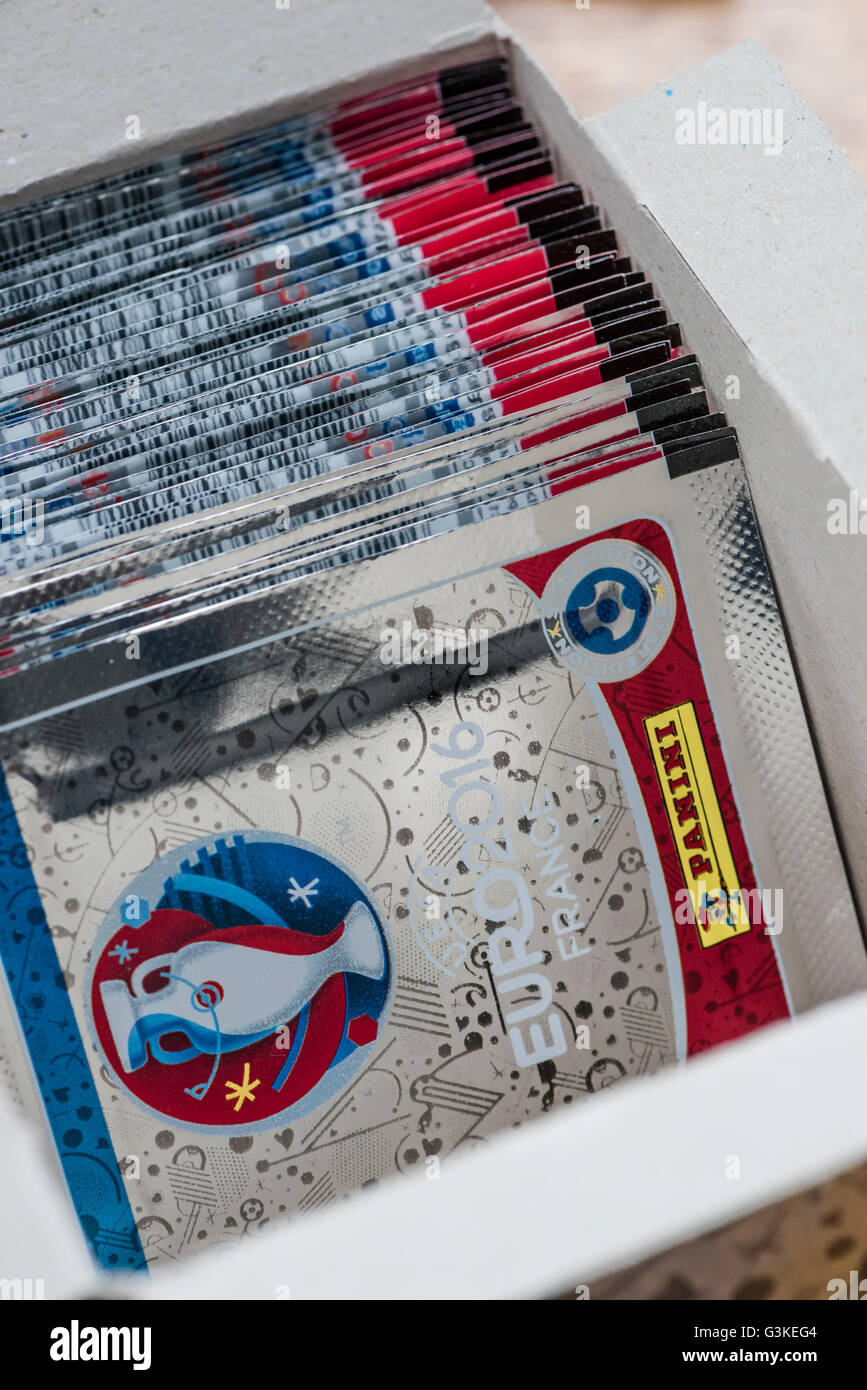 Nahaufnahme einer Box mit vielen ungeöffnete Pakete mit Panini Sammelkarten für die Fußball-Europameisterschaft UEFA Euro 2016. Stockfoto