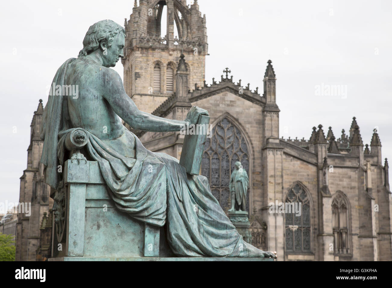 David Hume-Statue von Stoddart mit St. Giles Kathedrale, Königliche Meile Street, Edinburgh; Schottland Stockfoto