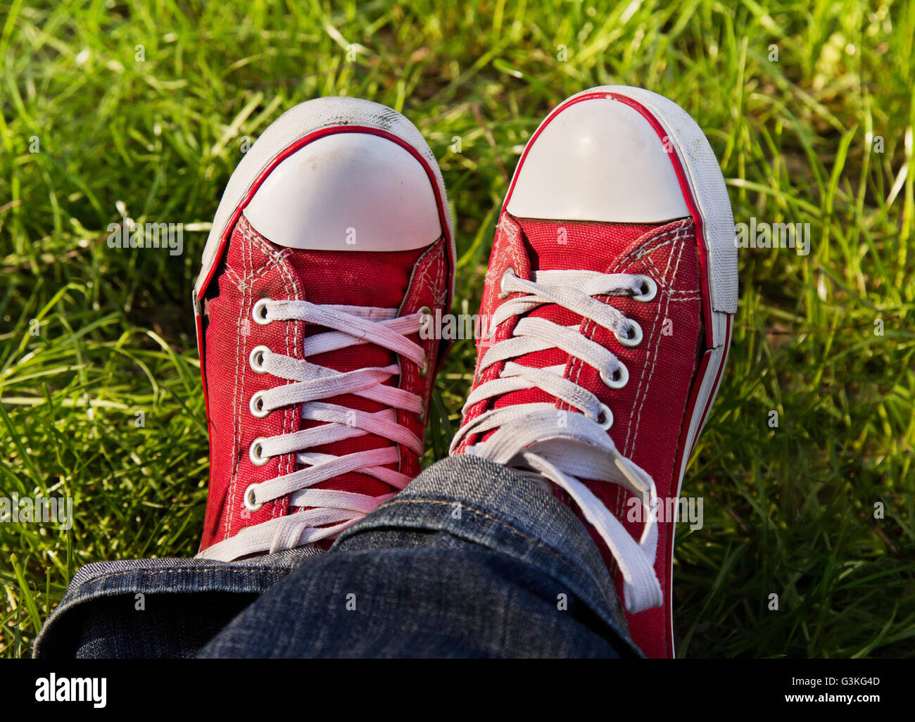Füße aus roten Sneaks im Freien. Ersten Schritt zu machen. Stockfoto