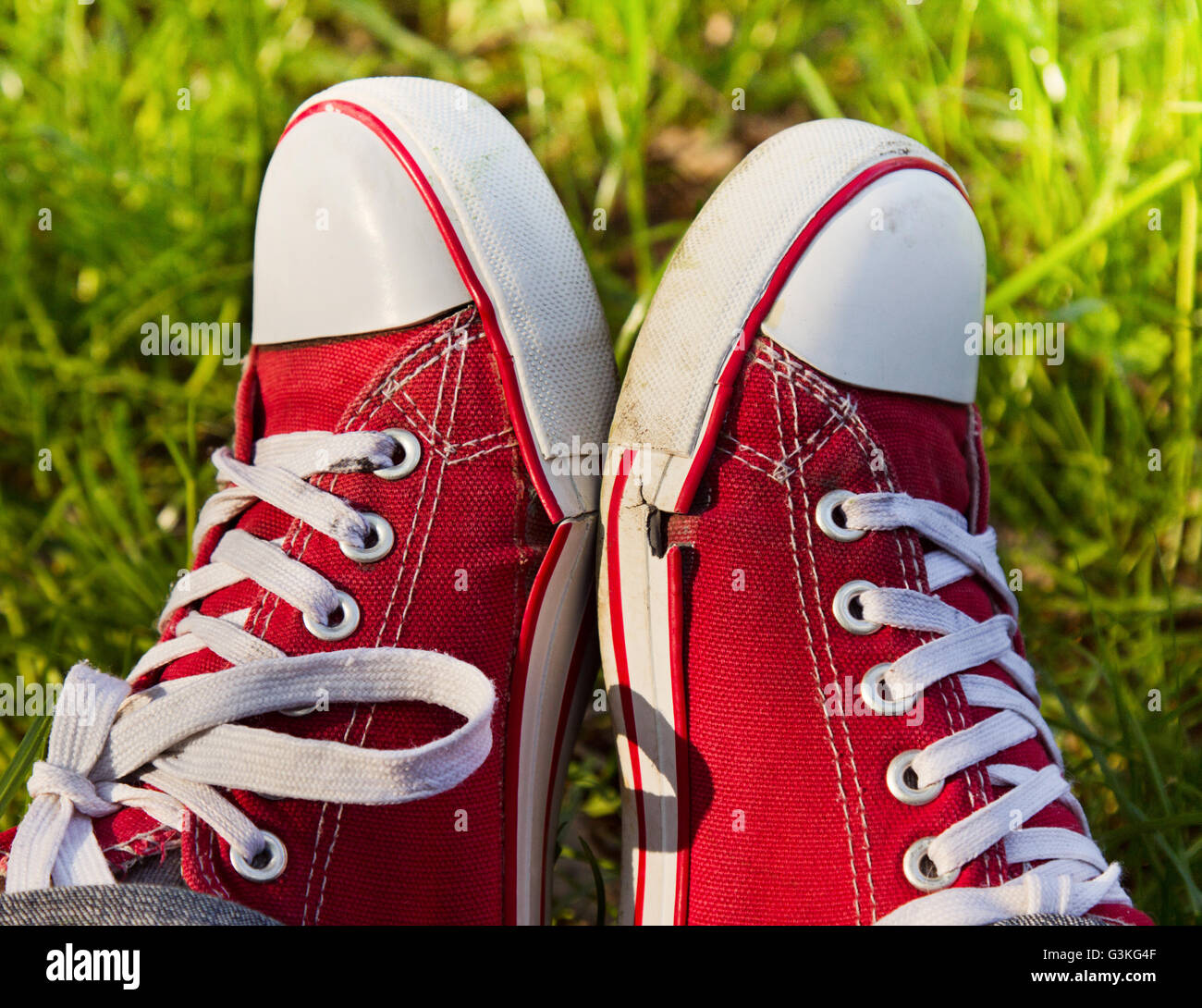 Füße aus roten Sneaks im Freien. Ersten Schritt zu machen. Stockfoto