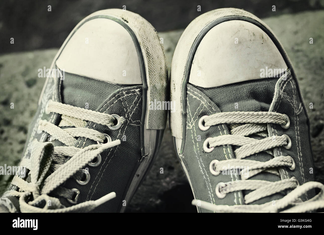 Füße aus schmutzig graue Turnschuhe und Jeans im Freien. Ersten Schritt zu machen. Stockfoto