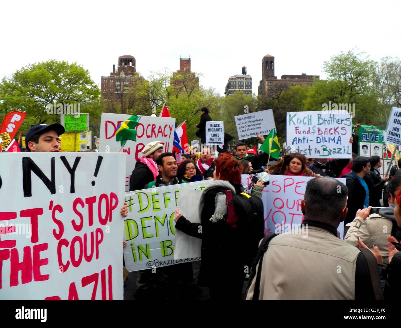 New York, Vereinigte Staaten von Amerika. 1. Mai 2016. Hunderte von New Yorkern besuchte die Mayday-Rallye und März heute in New York City, die mit einer Kundgebung am Union Square begann, dann Marsch nach Washington Square Park waren eine zweite Kundgebung fand statt, bevor die Gruppe für richtige Arbeiter und Befreiung wieder auf die Straße gingen. © Mark Apollo/Pacific Press/Alamy Live-Nachrichten Stockfoto