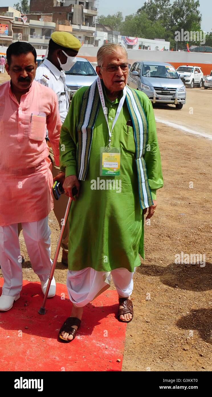 Allahabad, Indien. 13. Juni 2016. BJP Führungsmitglied Murali Manohar Joshi ankommen, um BJPs National executive Meeting teilnehmen. Bildnachweis: Prabhat Kumar Verma/Pacific Press/Alamy Live-Nachrichten Stockfoto