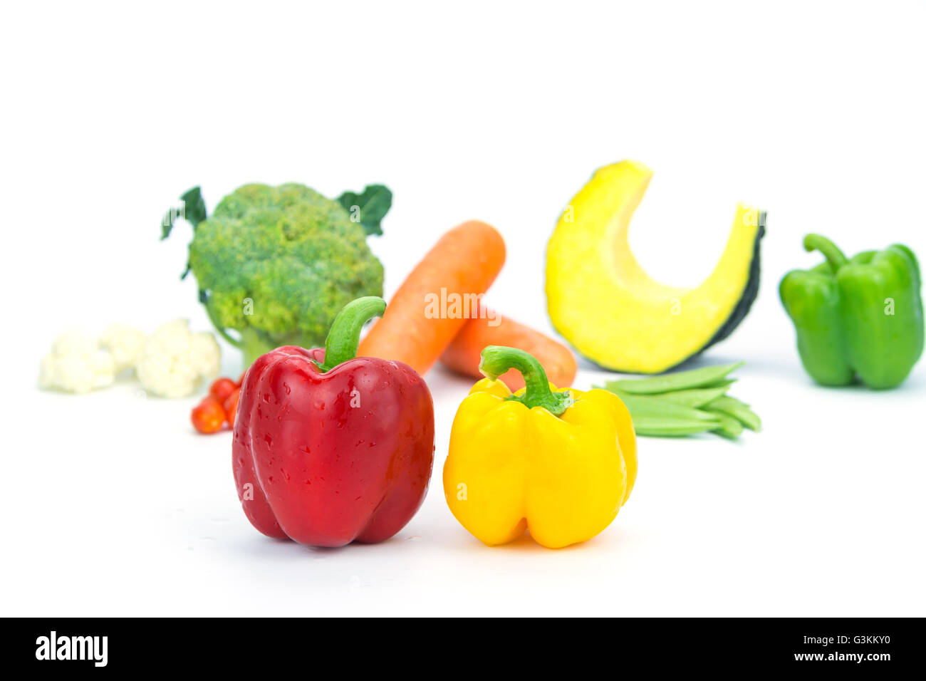 Bunte frische Paprika isoliert auf weißem Hintergrund Stockfoto
