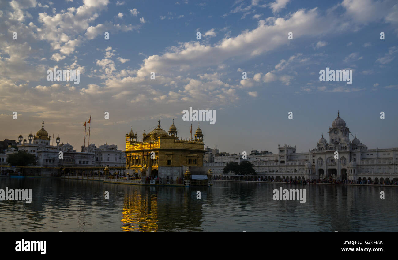 Goldene Tempel Amritsar während des Sonnenuntergangs Stockfoto