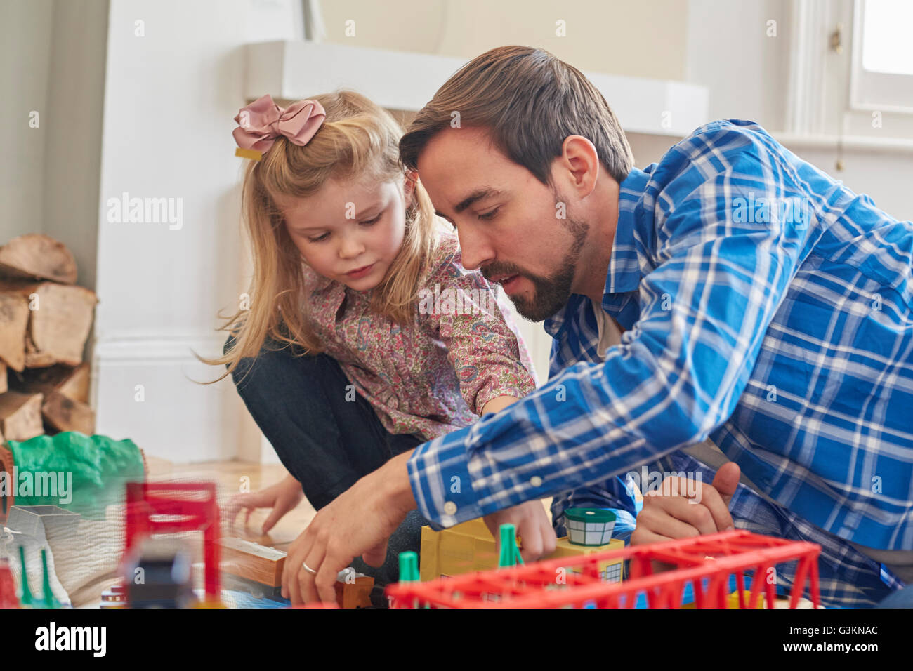 Vater und Tochter spielen mit Spielzeug Zug set Stockfoto