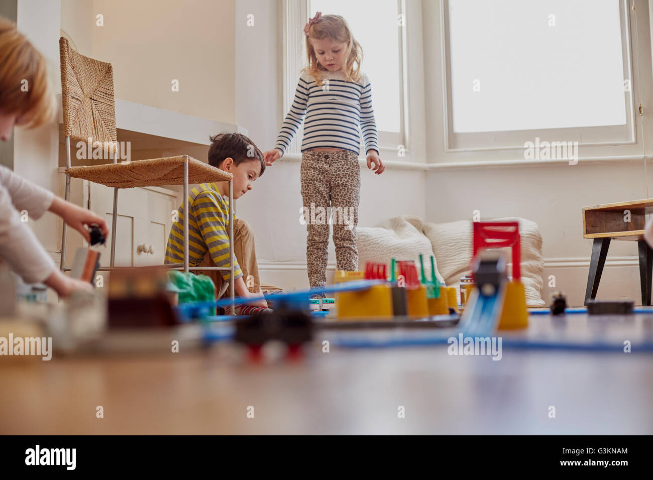 Junge Mädchen und Jungen spielen mit Spielzeug Zug set Stockfoto