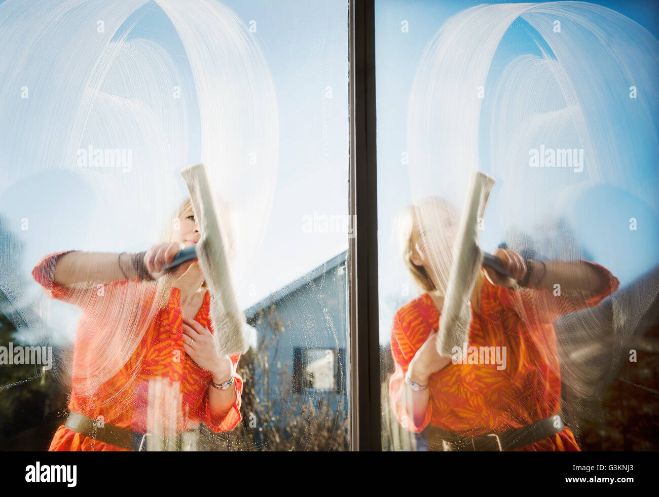 Zusammensetzung der Frau im freien Fensterputzen mit Rakel Stockfoto