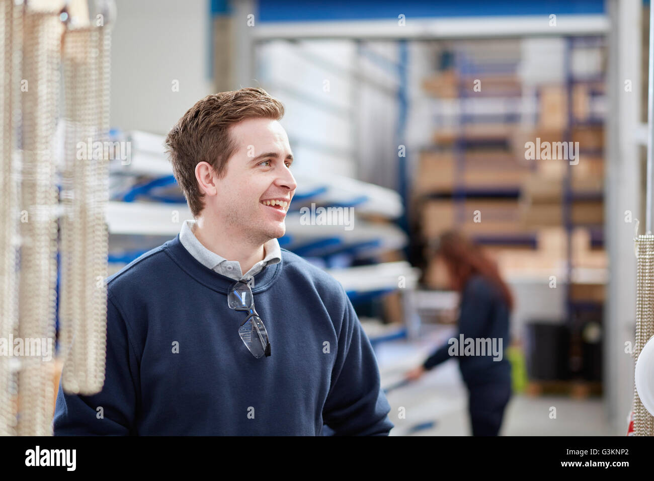 Mitte erwachsenen männlichen Arbeitnehmer im Herstellerwerk Stockfoto