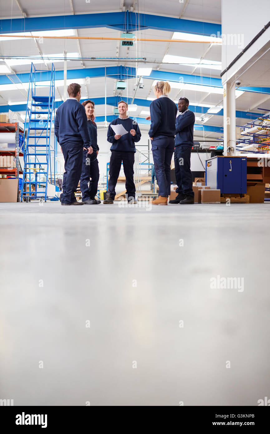 Ebene Oberflächenansicht von Manager, Team im Herstellerwerk zu erklären Stockfoto