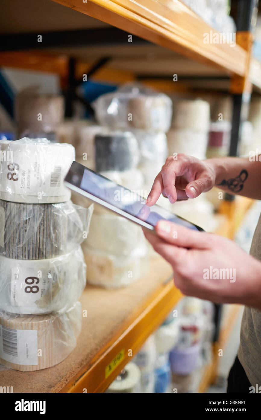 Nahaufnahme von Arbeitskraft Inventur über digital-Tablette Touchscreen in Rollo-Fabrik Stockfoto