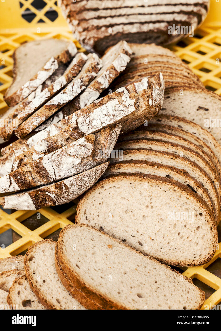 Vielzahl von Schnittbrot in Kiste Stockfoto