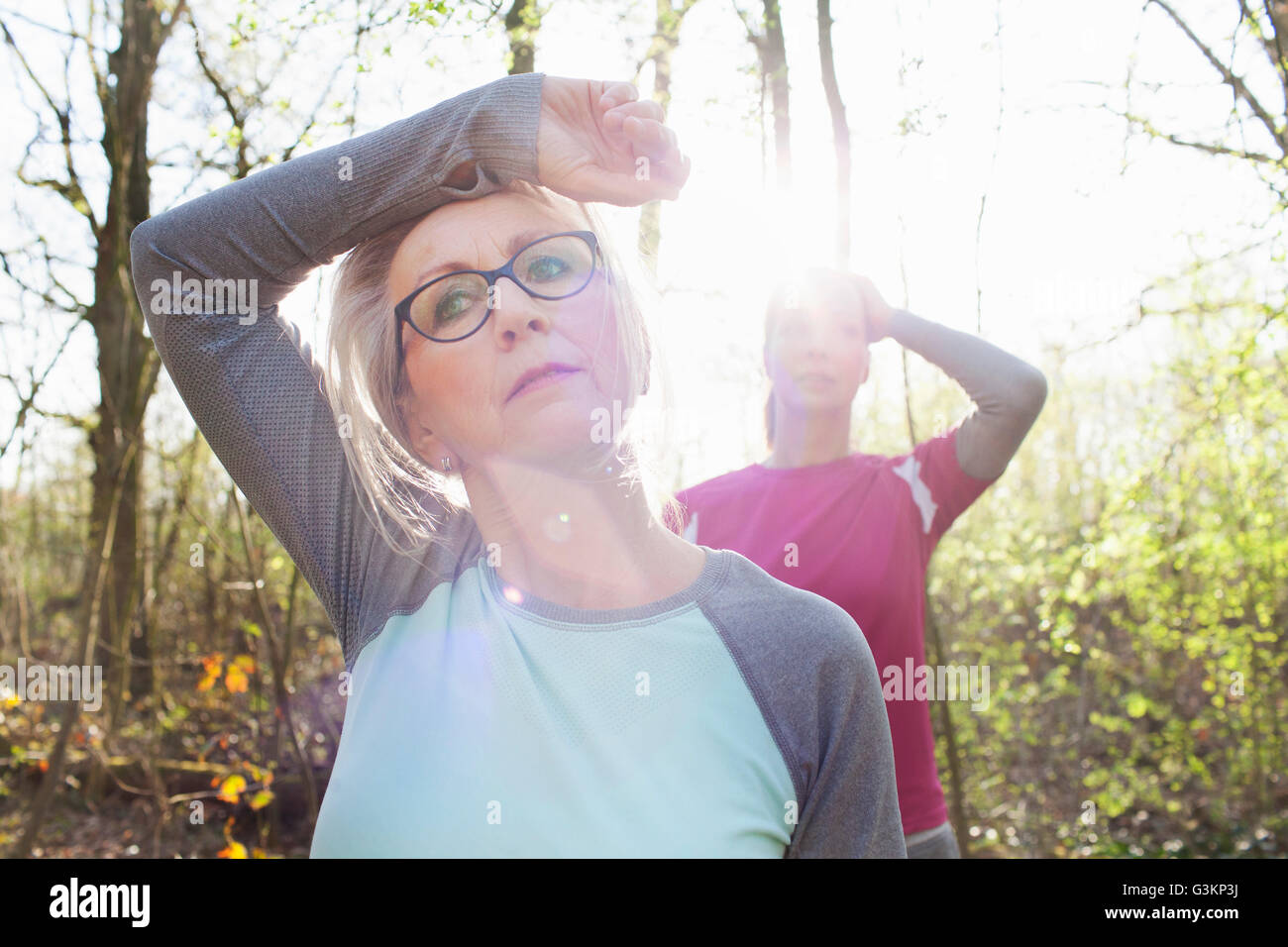 Frauen im Wald hand auf Stirn suchen erschöpft Stockfoto