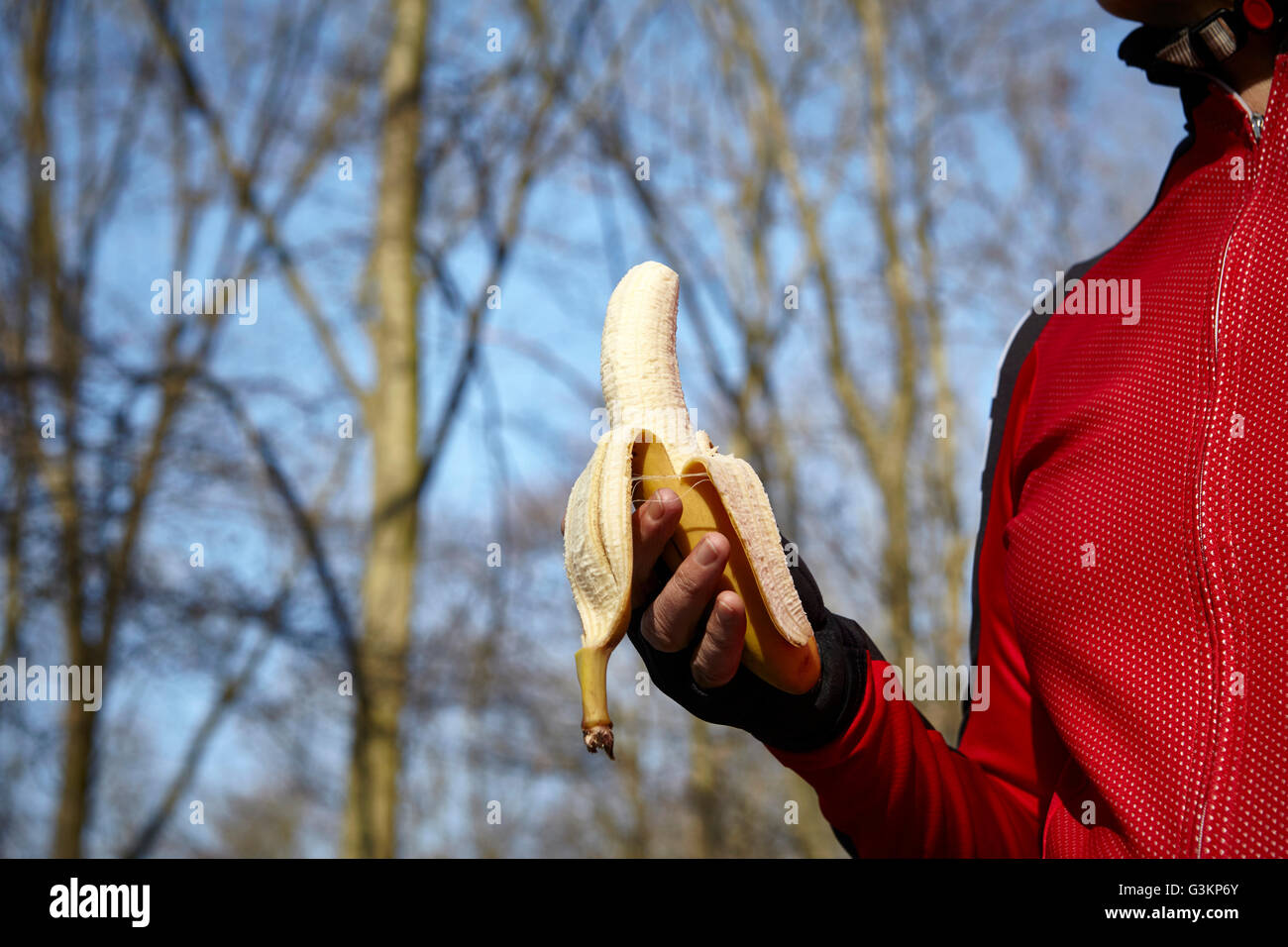 Blick auf Frau fingerlose Handschuhe halten Banane beschnitten Stockfoto