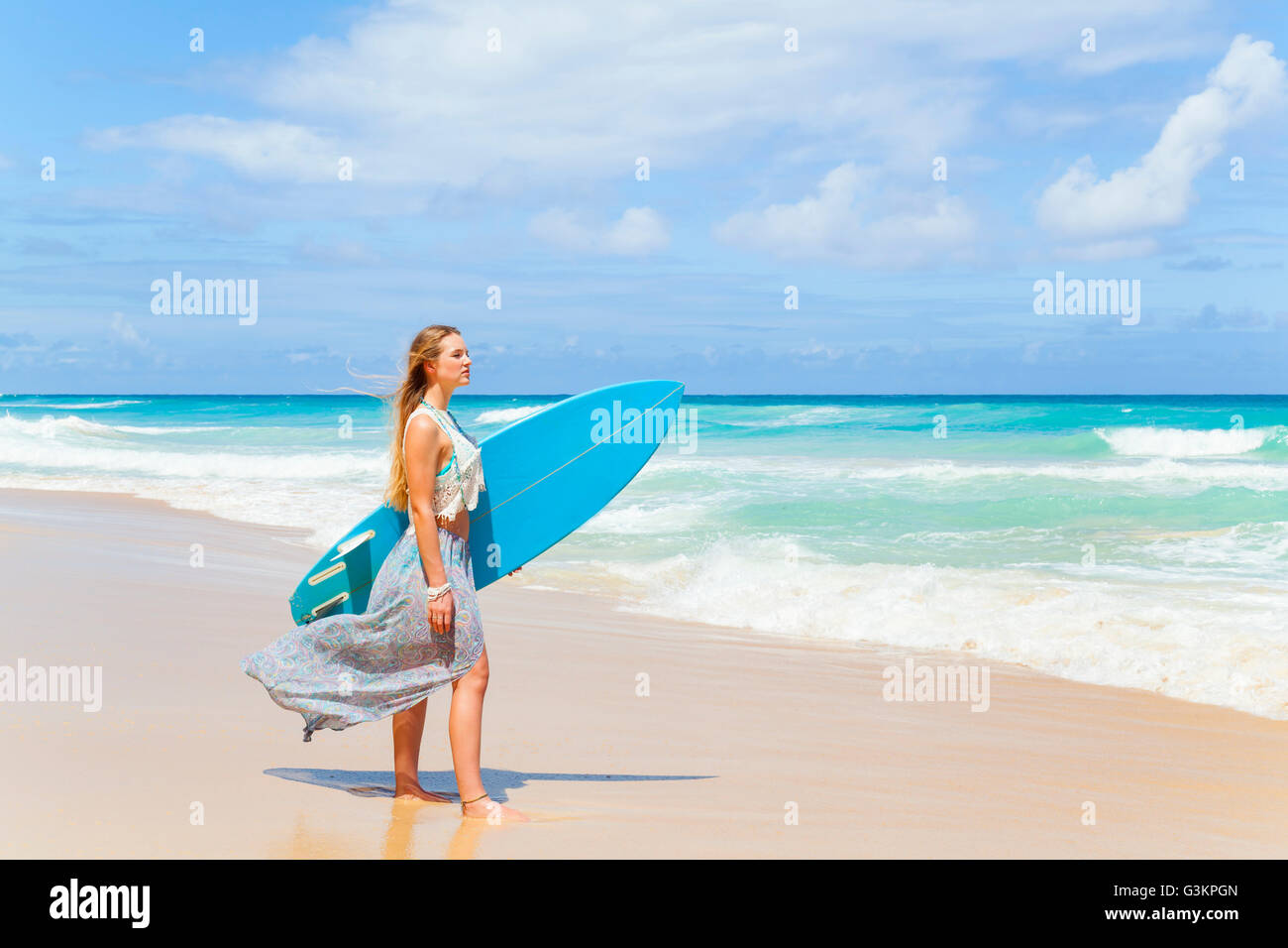 Junge Frau mit Surfbrett am Strand, Dominikanische Republik, Karibik Stockfoto