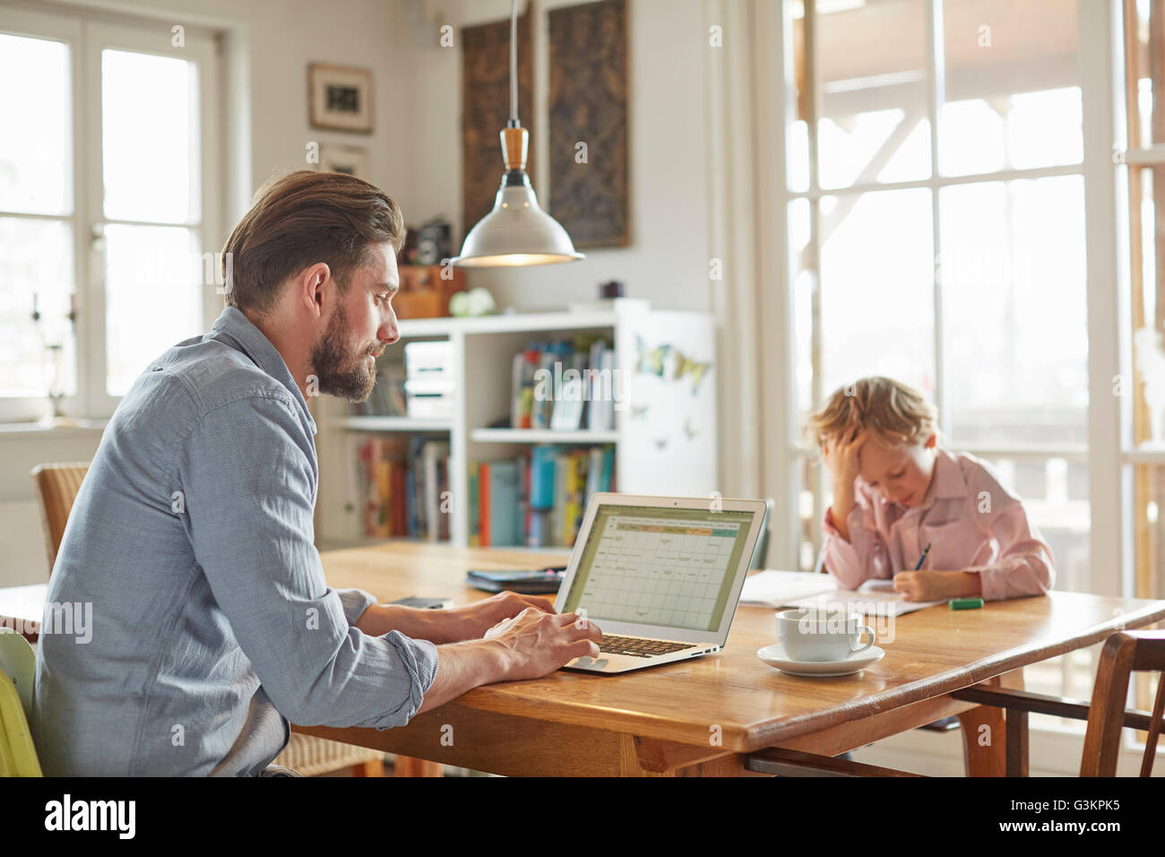 Vater und Sohn arbeiten im home-office Stockfoto