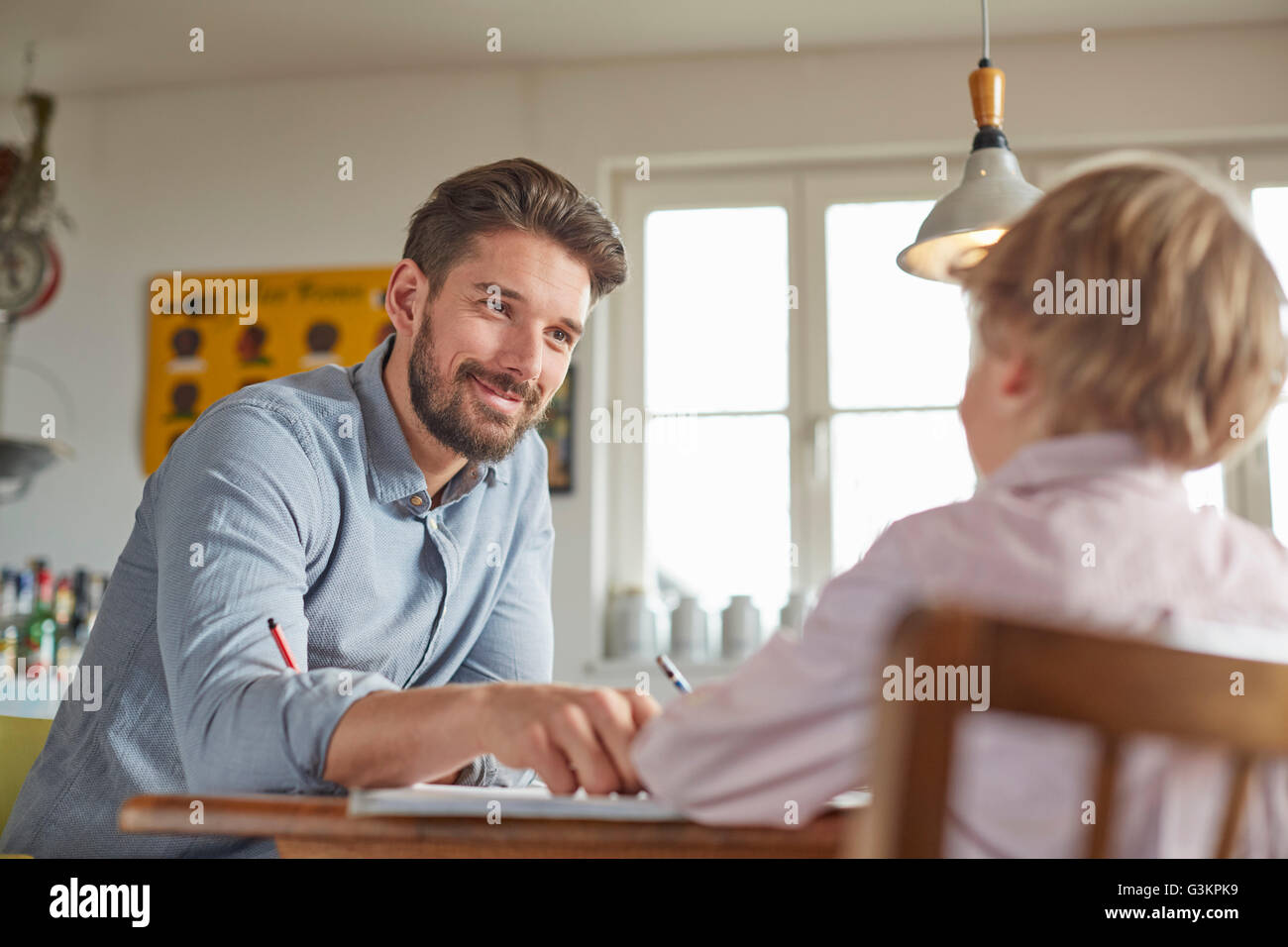 Vater und Sohn arbeiten im home-office Stockfoto