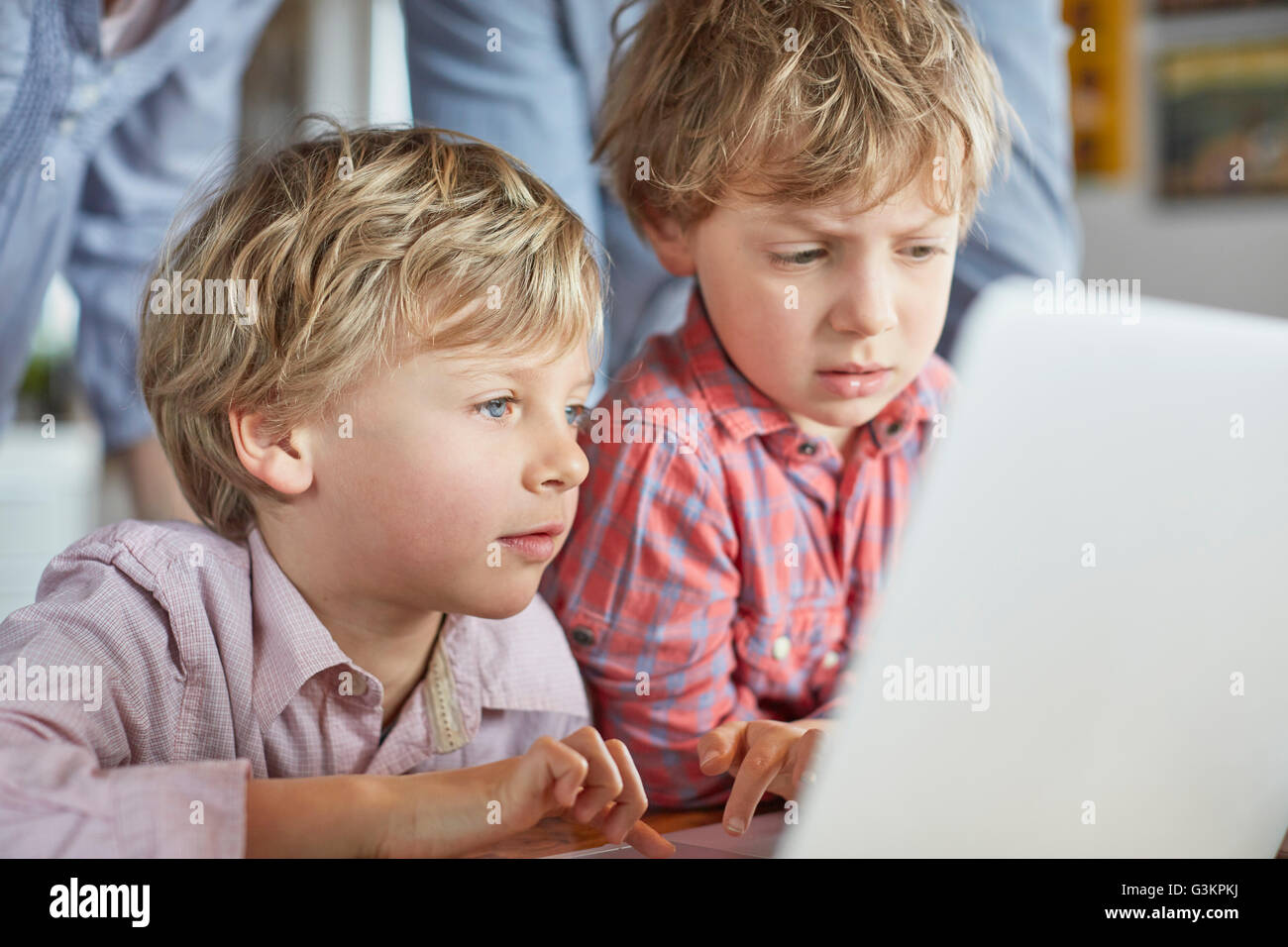 Jungen mit laptop Stockfoto