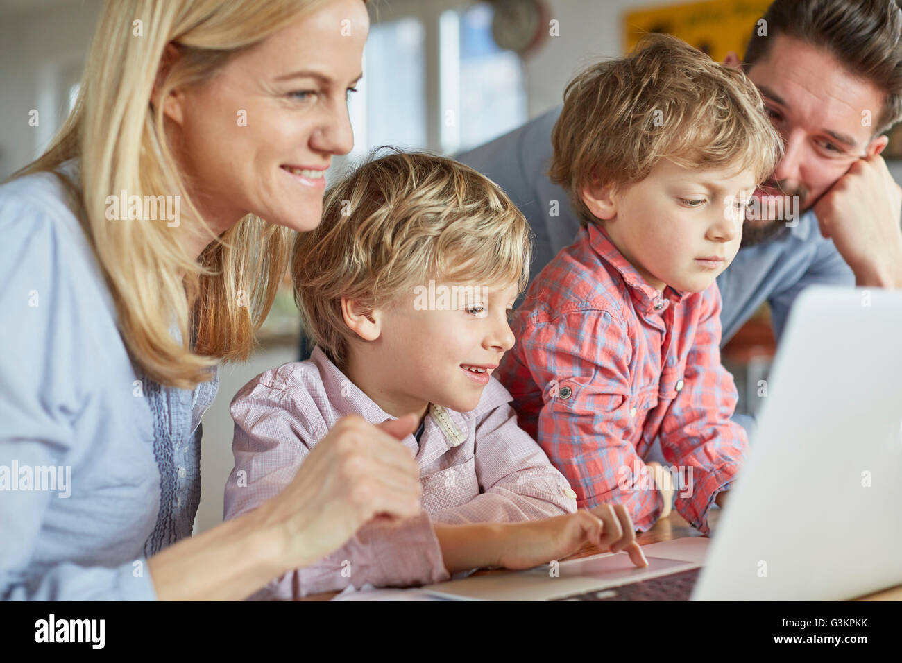 Eltern und Söhne mit laptop Stockfoto