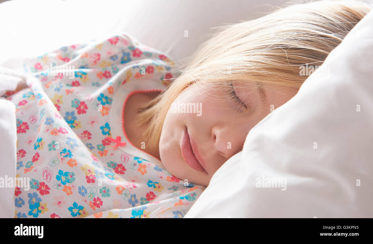 Nahaufnahme von blonde kurzhaarige Mädchen schlafend auf Kissen Stockfoto