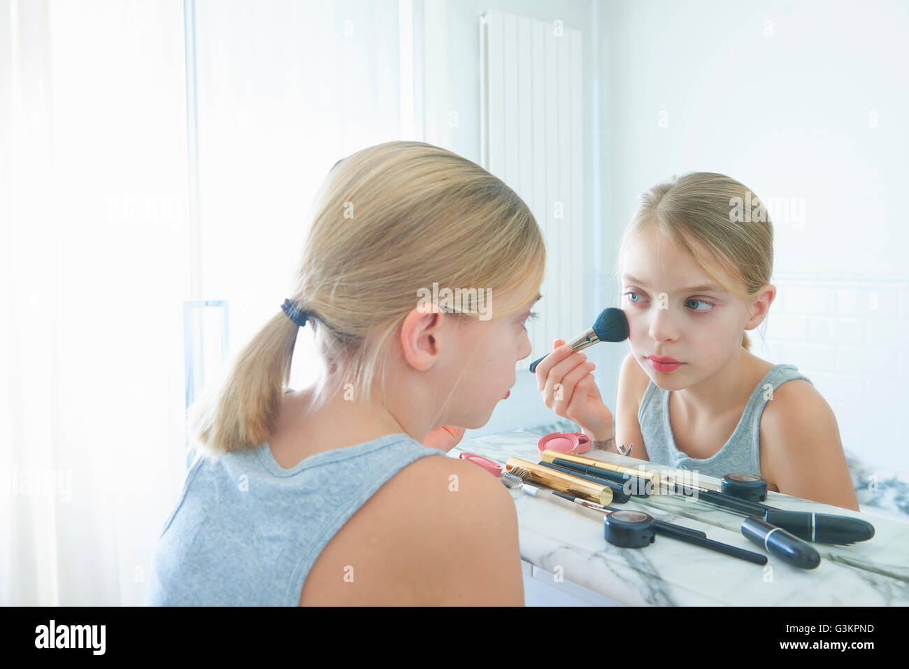 Schlafzimmer-Spiegelbild des Mädchens Rouge auftragen Stockfoto