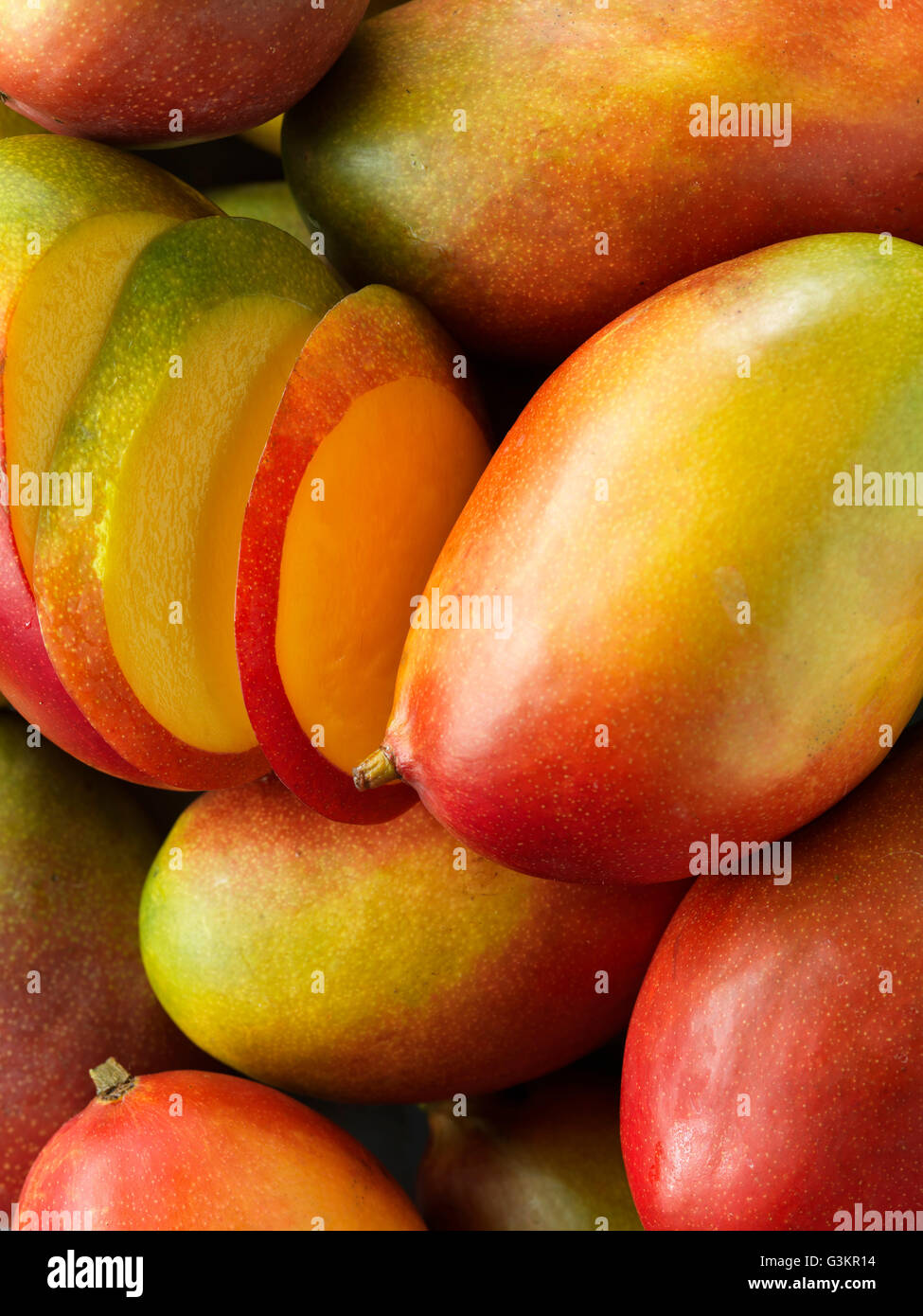 Mangos, ganze und geschnittene, Nahaufnahme Stockfoto
