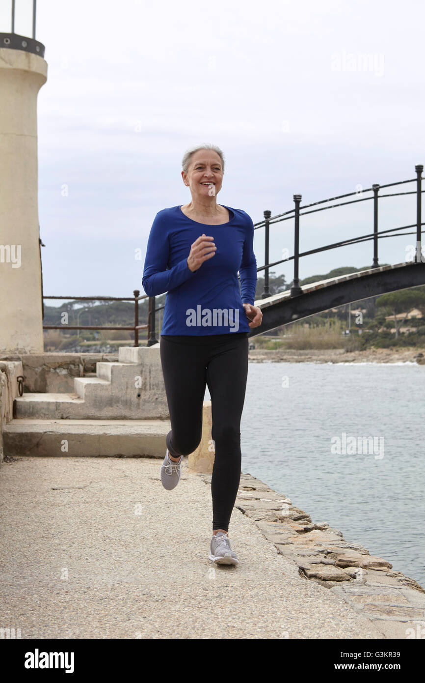 Reife Frau, Sport treiben, im freien laufen Stockfoto