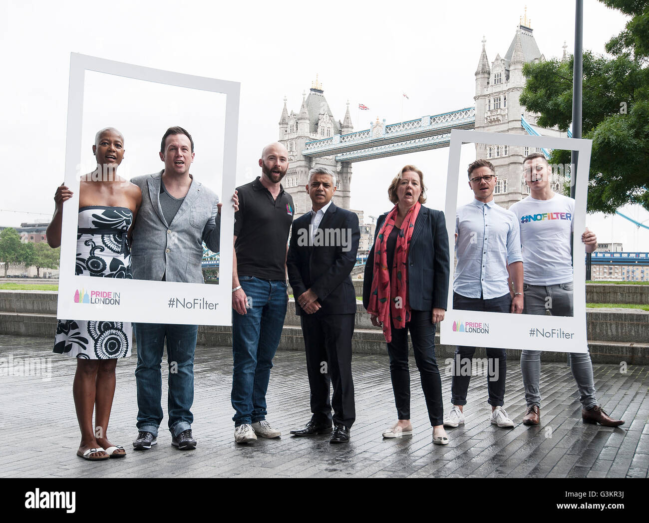 Bürgermeister von London Sadiq Khan (Mitte) nimmt Stolz in London 2016 #NoFilter Kampagnenstart neben (links nach rechts) Robin Elysion, Ian Massa-Harris, Michael Salter-Church, Alison Camps, Holby City Schauspieler David Ames und Jack Feureisen. Stockfoto